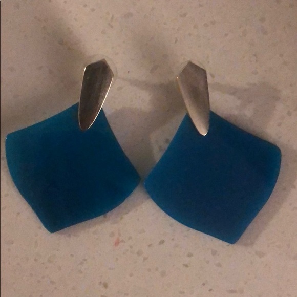 Gorgeous Kendra Scott earrings! - Picture 2 of 3